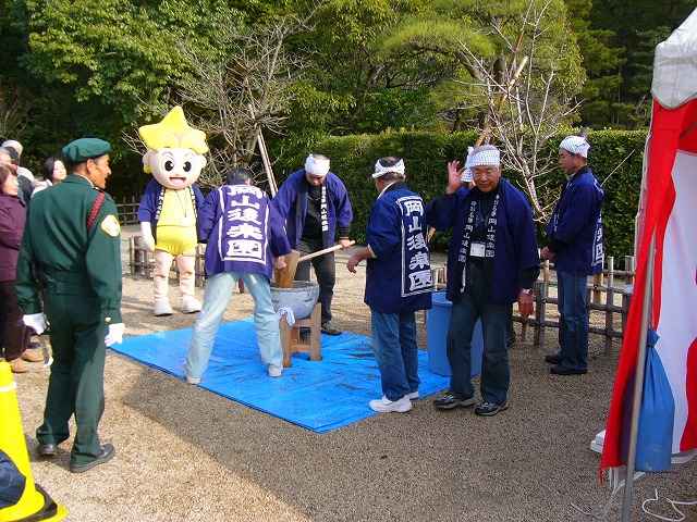 『写真集、お正月の後楽園、餅つき』
