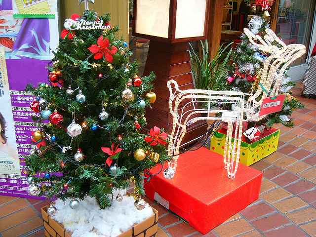 １１月、ある日曜日の街角です。
