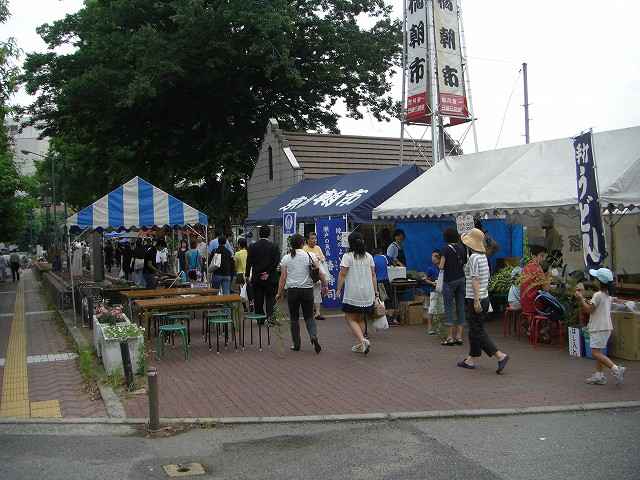 ７月の朝市の様子です。