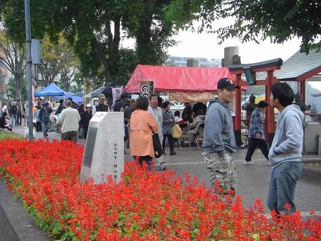 １１月の朝市の様子です。