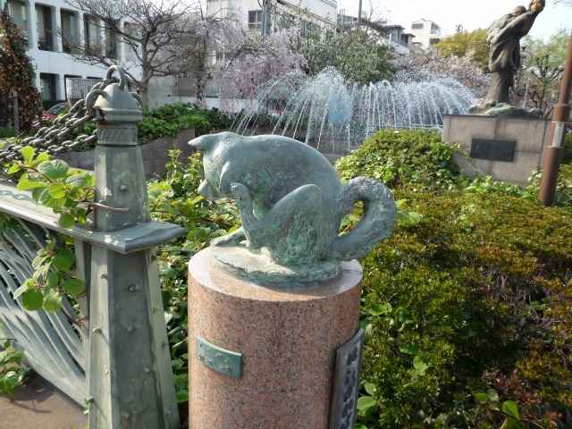 桃太郎通り北側の歩道にあるブロンズ像