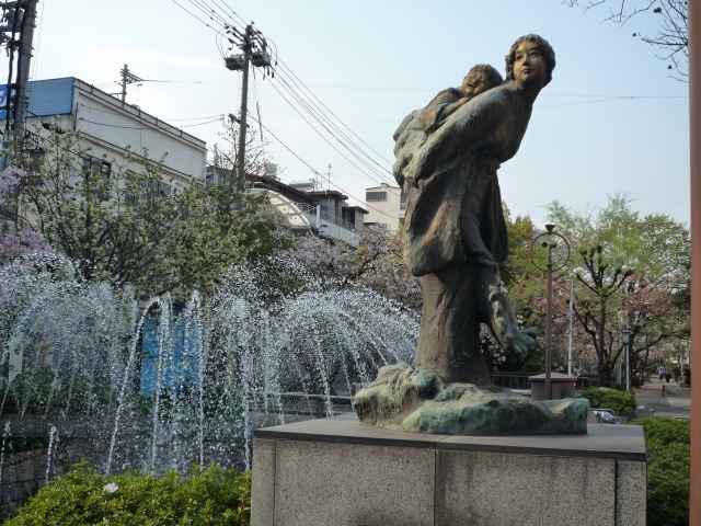 桃太郎通り北側で西川を北へ入ったところにあるブロンズ像