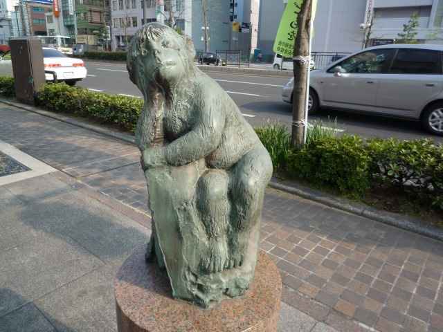 桃太郎通り南側の歩道にあるブロンズ像