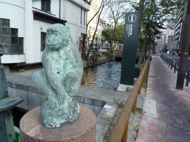 桃太郎通り南側の歩道にあるブロンズ像