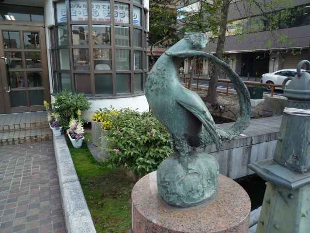 桃太郎通り南側の歩道にあるブロンズ像