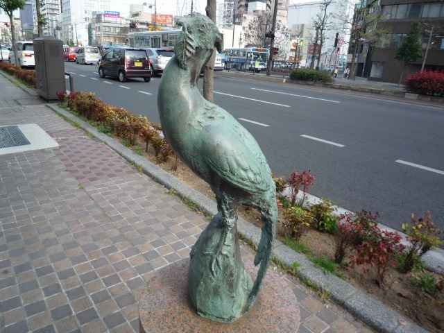 桃太郎通り南側の歩道にあるブロンズ像