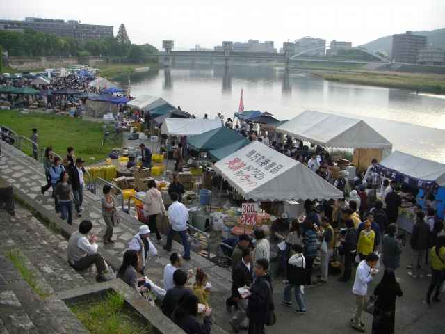 ５月の京橋朝市です。