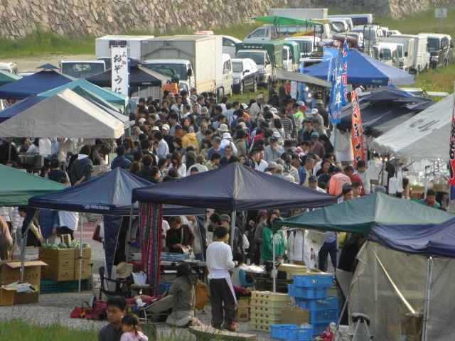 ５月の京橋朝市です。