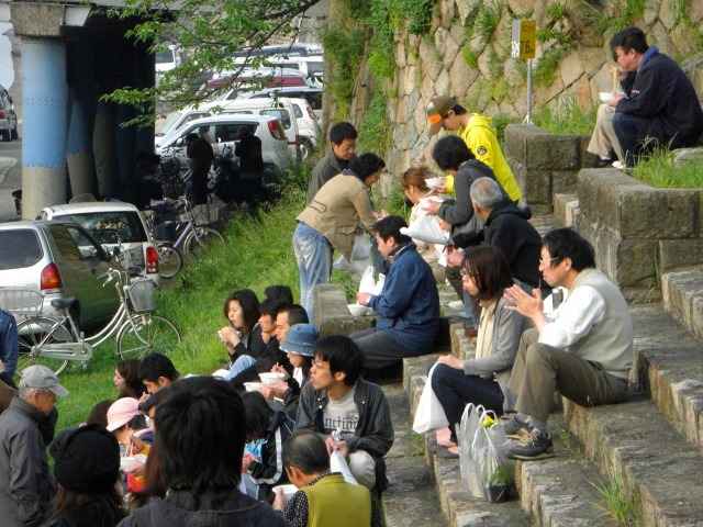 ５月の京橋朝市です。
