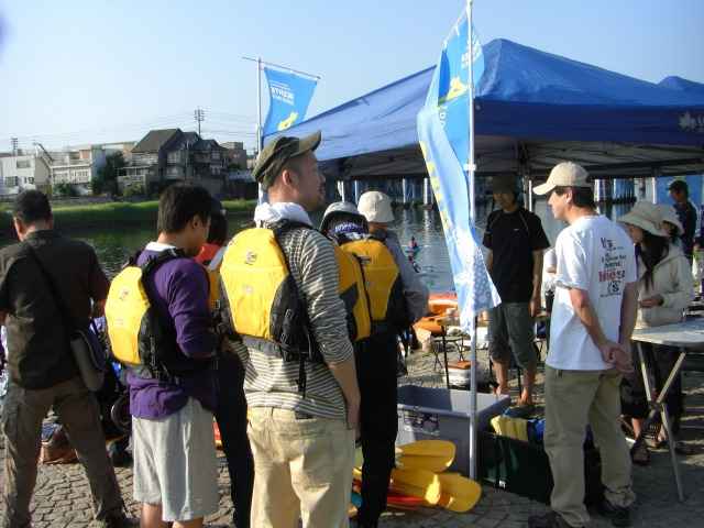 朝市会場でのカヌー教室