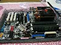 メモリーの取り付け。512MBを4枚つけましたが動作しませんでした。1枚減らせて3枚装着。
