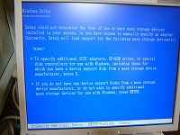 再起動されたパソコンはここでようやくWindowsインストールCDを読み込みにいくのでF6を押す。画面が止まったところでドライバーをインストールするので’S’を押す。